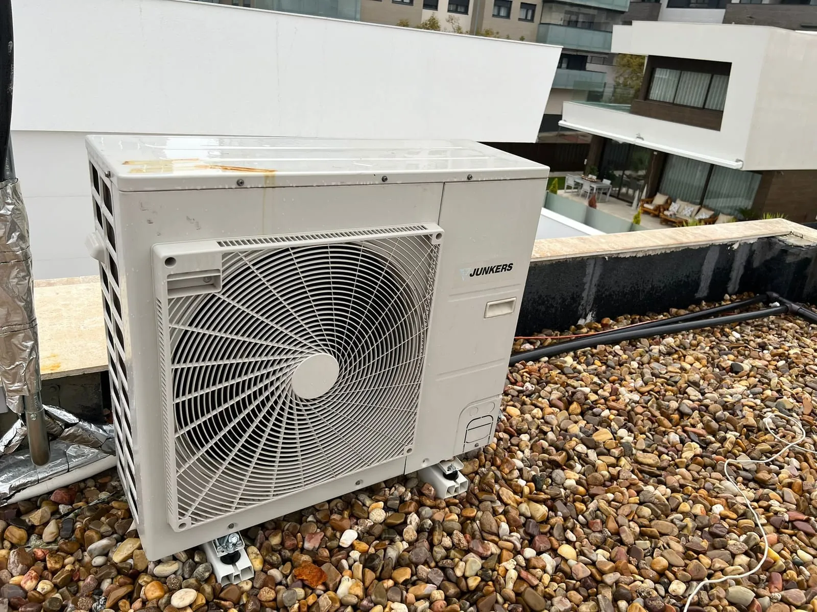 Unidad de aerotermia instalada en una vivienda